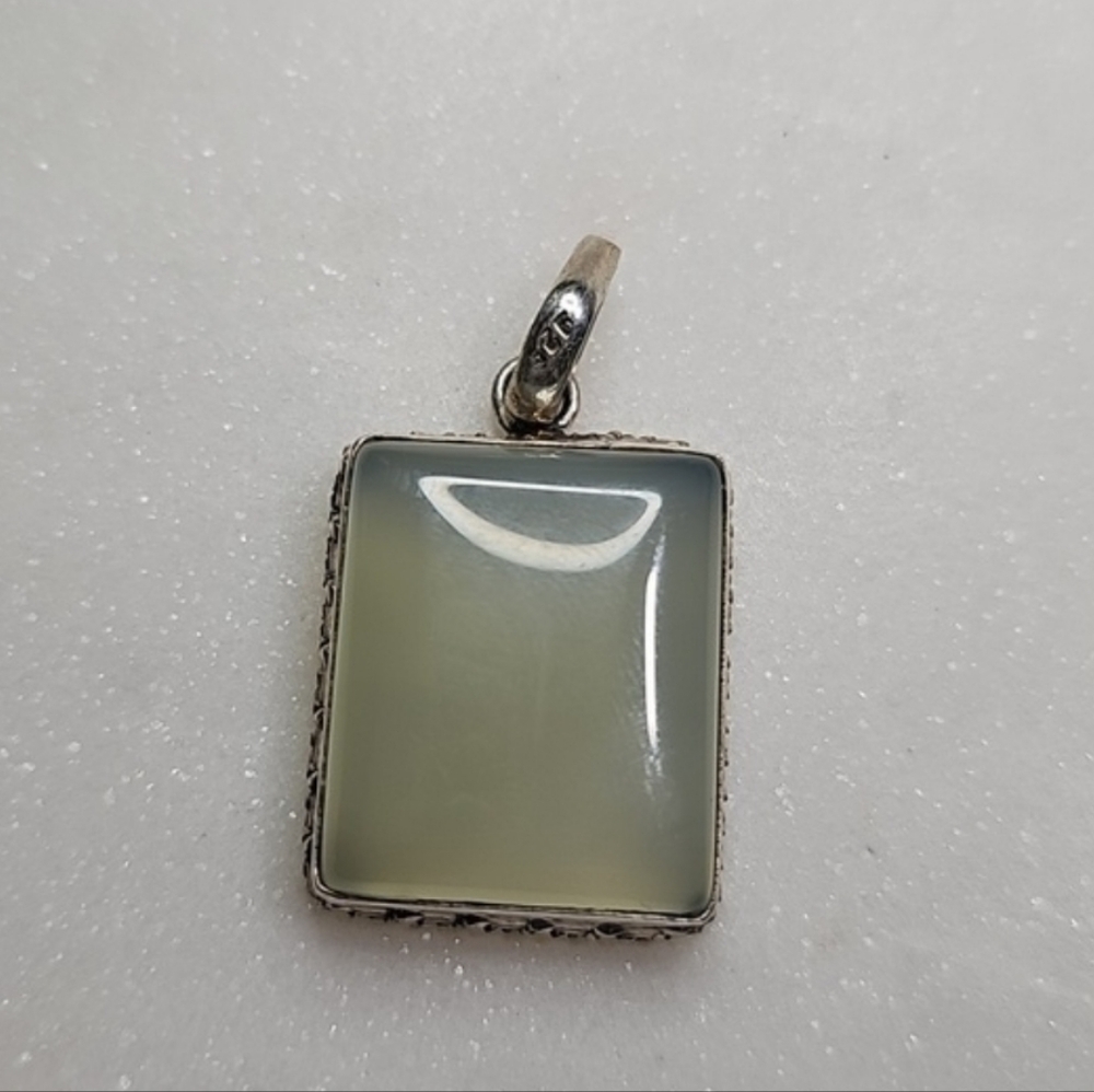 Elegant 925 Sterling Silver Pendant with Cream Blue Stone